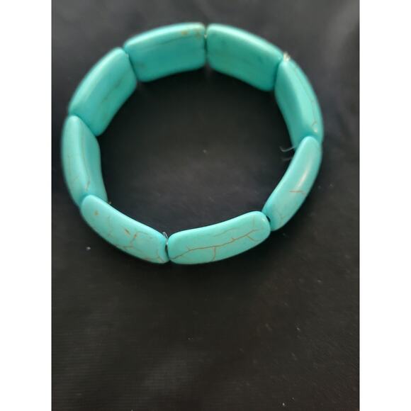 Unbranded Jewelry - Bold look turquoise color Howlite beaded stretch bracelett